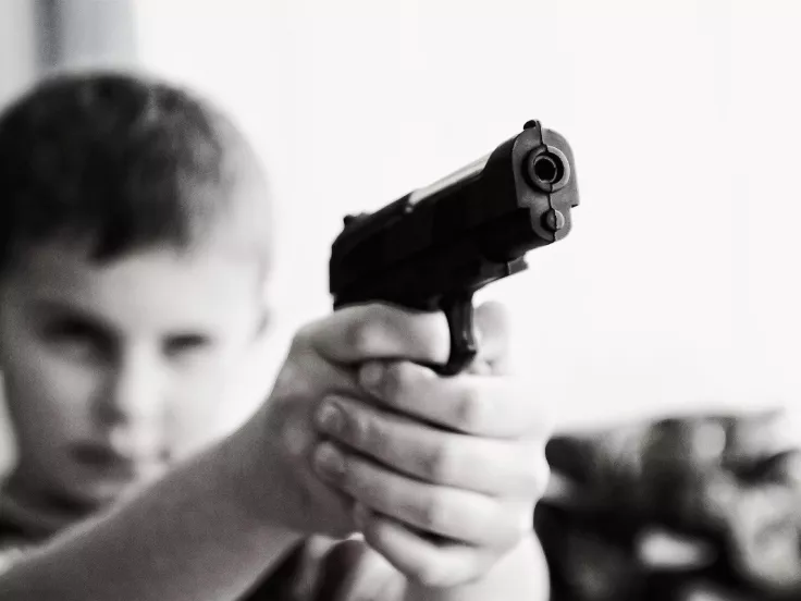 Ένα παιδί κρατάει όπλο