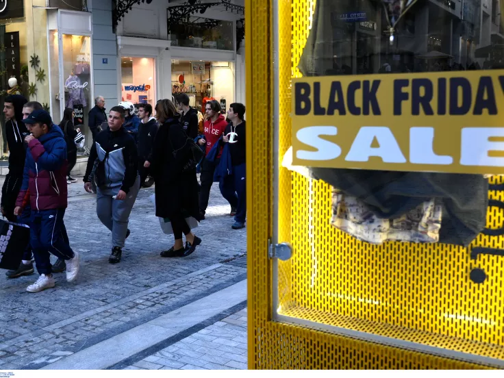 Η κρίση του κόστους διαβίωσης ρίχνει τη σκιά της στη Black Friday στην Ευρώπη