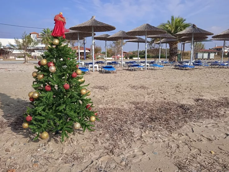 Στόλισαν χριστουγεννιάτικο δέντρο σε παραλία της Χαλκιδικής