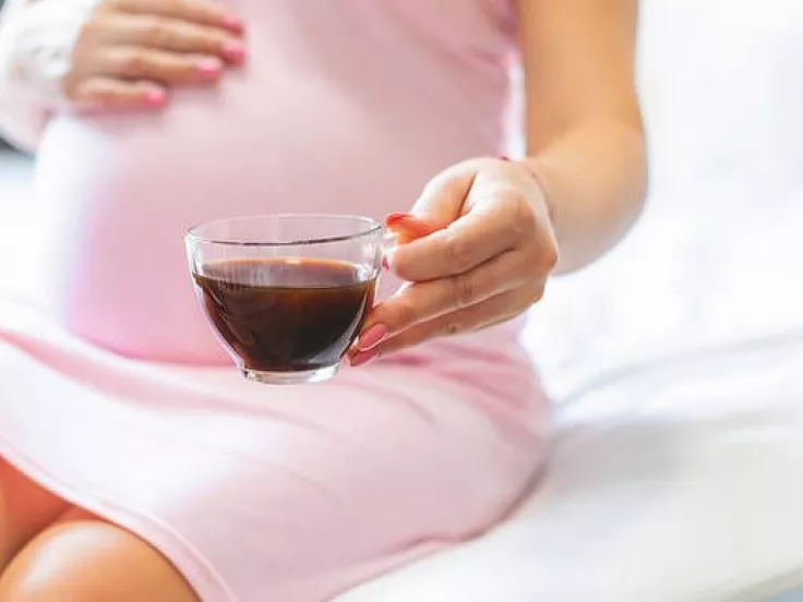 Δύο καφέδες τη μέρα στην εγκυμοσύνη μπορεί να οδηγήσουν στη γέννηση πιο κοντού παιδιού,
