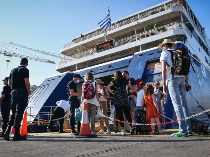 Σε εξέλιξη η μεγάλη «έξοδος» των Αθηναίων από τα λιμάνια της Αττικής, ενόψει της εορτής του Δεκαπενταύγουστου