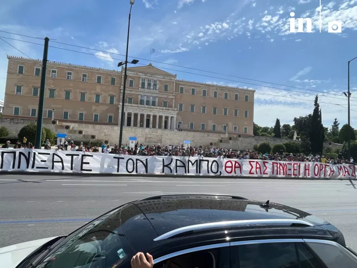 Σύνταγμα: Συγκέντρωση διαμαρτυρίας από συγγενείς των πληγέντων Πηγή: www.rosa.gr