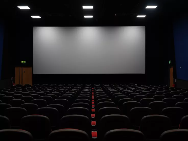 ΔΥΠΑ: Ποιοι δικαιούνται δωρεάν εισιτήρια για θέατρο και σινεμά