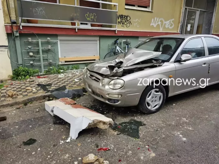 Παρολίγον τραγωδία στα Χανιά: Κατέρρευσε μπαλκόνι πάνω σε αυτοκίνητα (εικόνες)