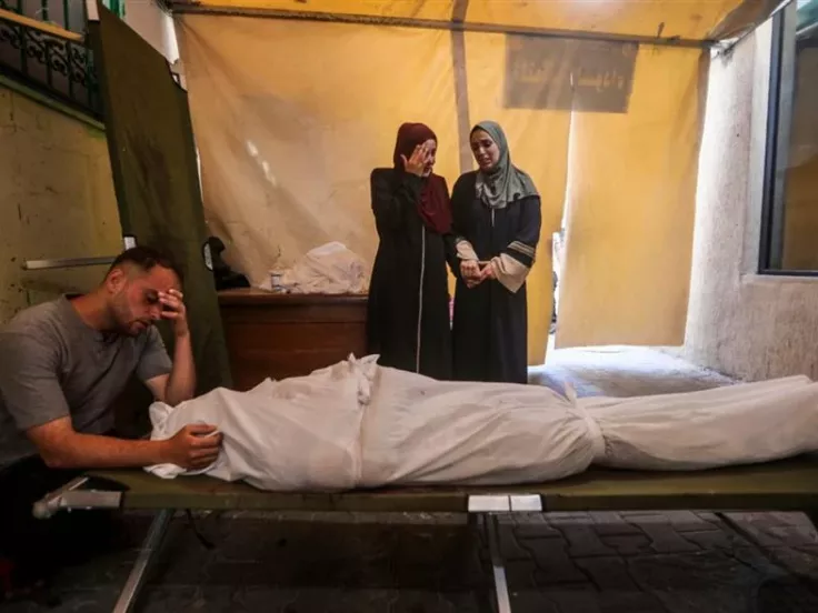 Παλαιστίνιοι στη Γάζα θρηνούν μπροστά από τα πτώματα  συγγενών τους/AP