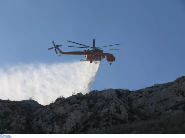 Φωτιά τώρα στην Περιφερειακή Αιγάλεω - «Σηκώθηκε» ελικόπτερο