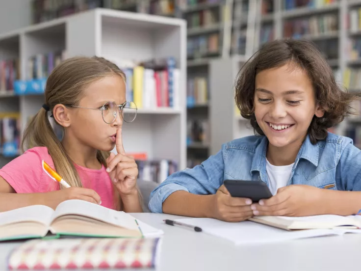 Σχολεία: Σε ισχύ το νέο ποινολόγιο - Τέλος τα κινητά με κίνδυνο αποβολής