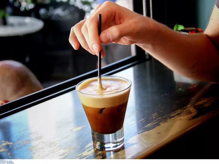 «Πικρότερος» ο καφές από σήμερα: «Σκαρφάλωσε» στο 24% ο ΦΠΑ