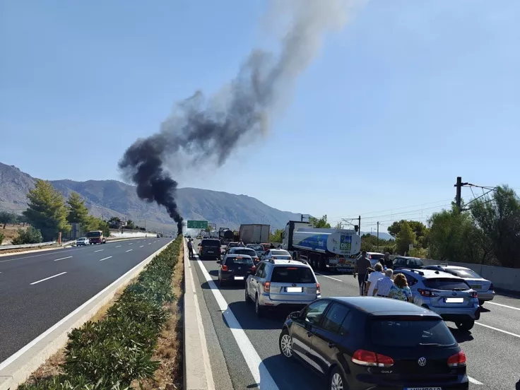 φωτιά στην αθηνών κορινθου