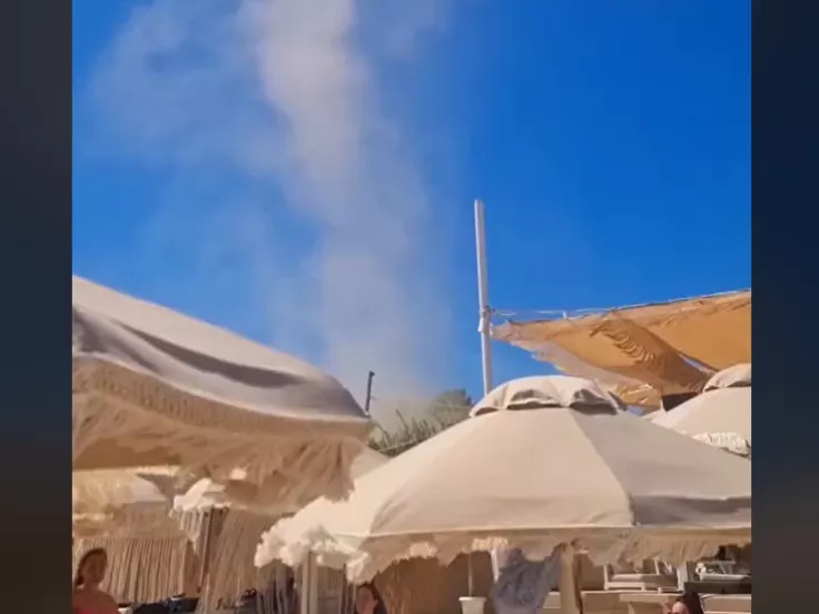 Ανεμοστρόβιλος σε beach bar