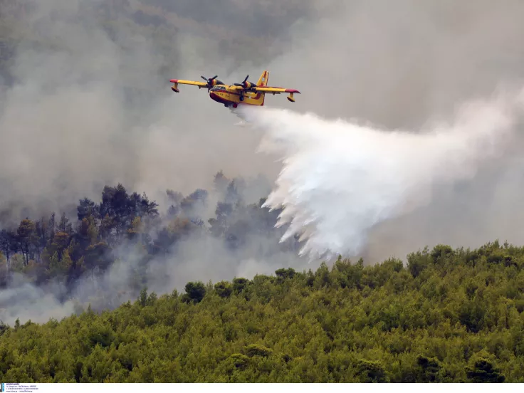 Φωτιά στο Ξυλόκαστρο Κορινθίας: «Σηκώθηκαν» 8 εναέρια μέσα