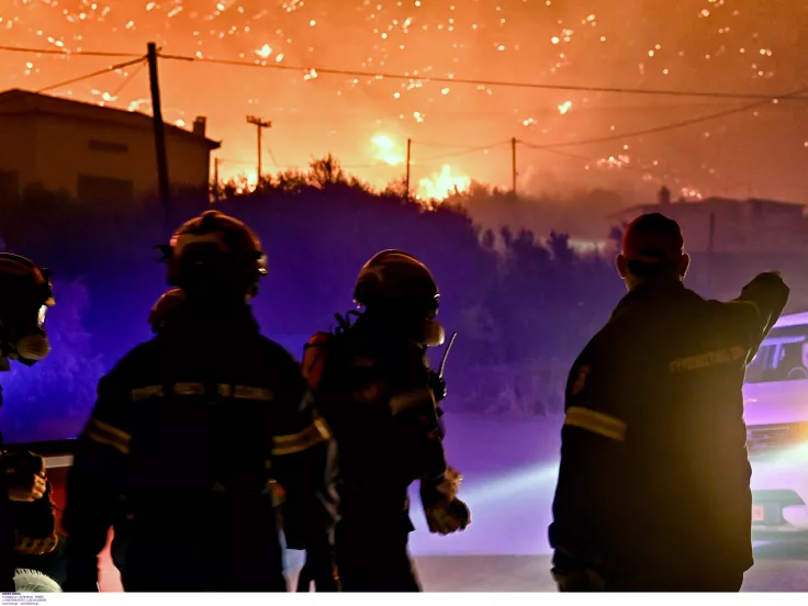 Μαίνεται για τρίτη συνεχόμενη ημέρα η πύρινη λαίλαπα στο Ξυλόκαστρο