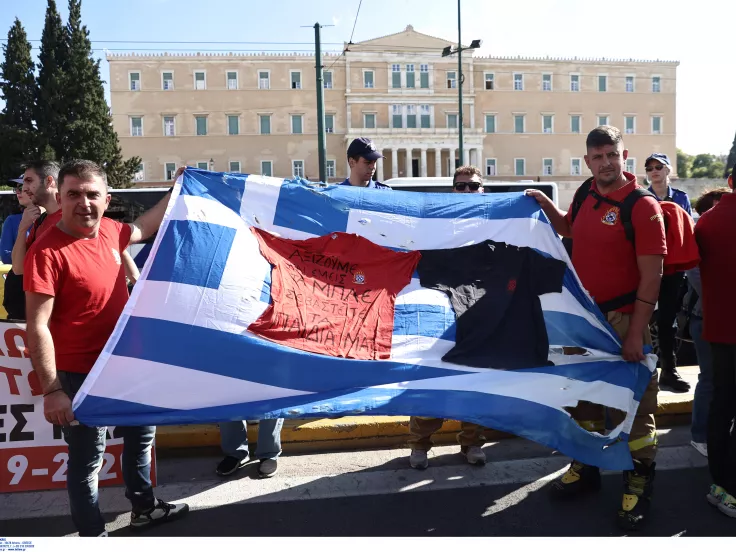 Οι εποχικοί πυροσβέστες έξω από τη Βουλή