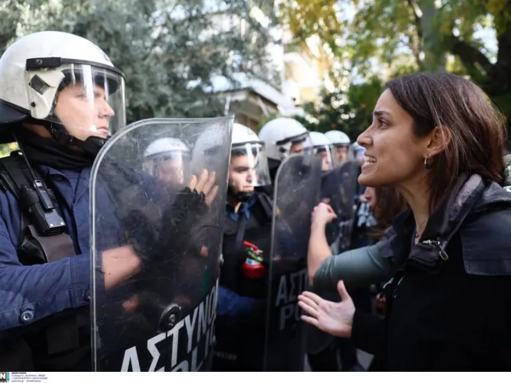 Άνω Πατήσια: Βίαιη έξωση μονογονεϊκής οικογένειας από το σπίτι της για χρέος κοινοχρήστων (βίντεο)