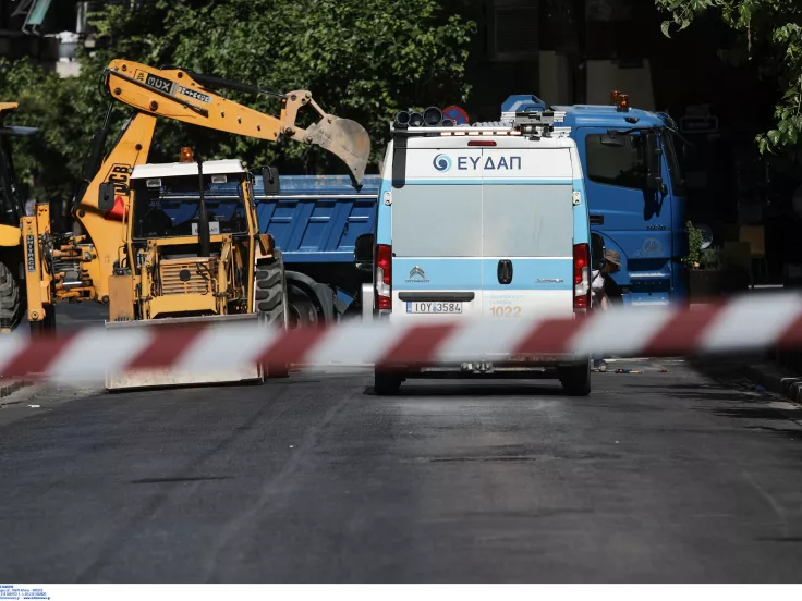 Διακοπή κυκλοφορίας στο Παλαιό Φάληρο – Έσπασε αγωγός της ΕΥΔΑΠ