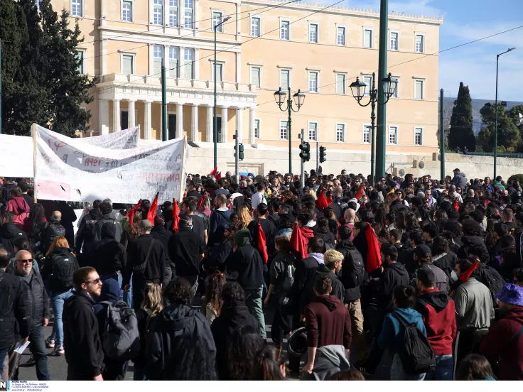 Πανελλαδική απεργία αύριο: Ποιοι σηκώνουν «ρολά»