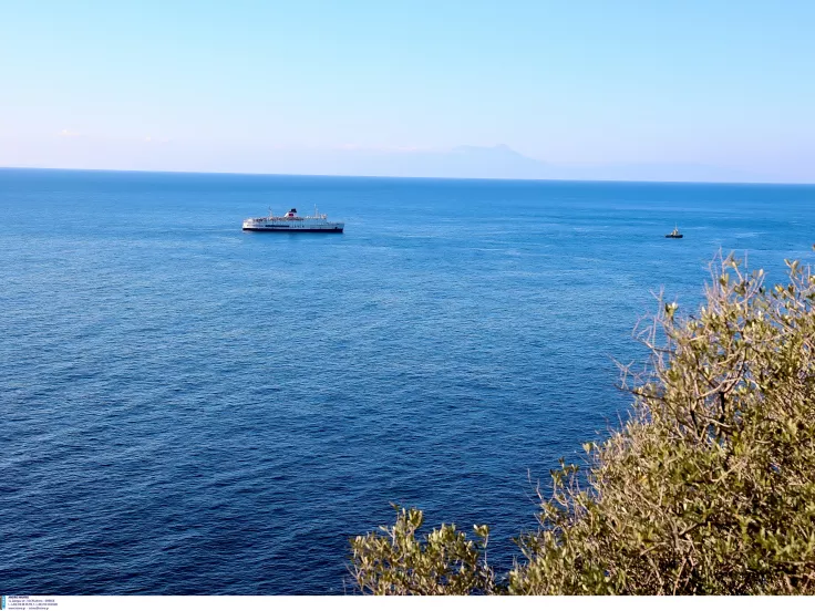 Συναγερμός σε πλοίο με προορισμό την Πάτρα: Επιβάτης βούτηξε στη θάλασσα και αγνοείται