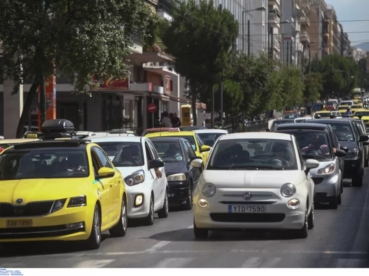 Νέος ΚΟΚ: Αλλάζουν τα όρια ταχύτητας - «Τσουχτερά» πρόστιμα για κινητά, κόντρες και συνεπιβάτες μηχανών