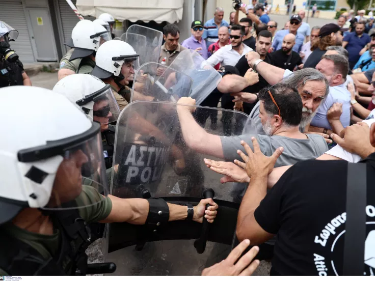 Στα κάγκελα οι οδηγοί ταξί: Ένταση και χημικά στο υπουργείο Μεταφορών