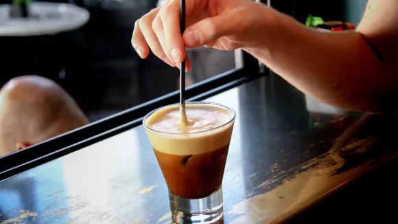 «Πικρότερος» ο καφές από σήμερα: «Σκαρφάλωσε» στο 24% ο ΦΠΑ