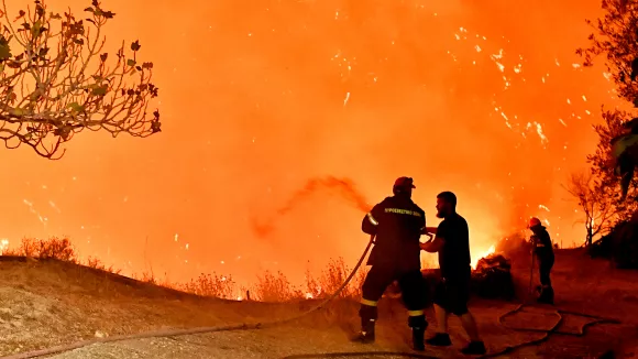 Πύρινη κόλαση στο Ξυλόκαστρο: Δύο νεκροί και καμένα σπίτια - Στα 30χλμ το μέτωπο 