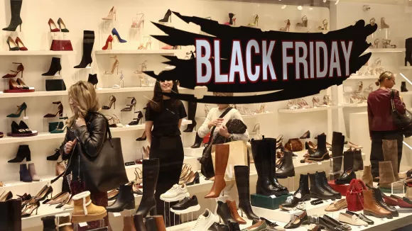 Πλησιάζει η Black Friday 2024: Τι ισχύει με το ωράριο των καταστημάτων