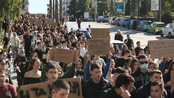 Έγκλημα Τεμπών: Μαζικό «παρόν» έδωσαν μαθητές και φοιτητές στο συλλαλητήριο του Πειραιά ενάντια στη συγκάλυψη