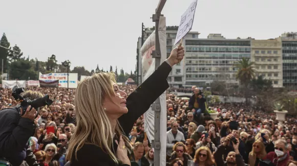 Τέμπη: Καρυστιανού κατά Κακλαμάνη - «Οφείλετε απαντήσεις στους γονείς»