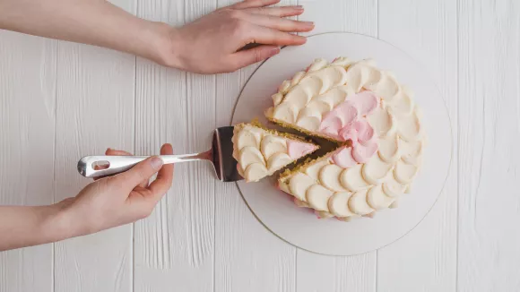 Καν’ το όπως οι ζαχαροπλάστες: Τέλεια κομμάτια κέικ χωρίς θρυμματισμό