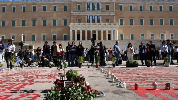 Τέμπη: Πολίτες άφησαν λουλούδια στα ονόματα μπροστά στον Άγνωστο Στρατιώτη (εικόνες)