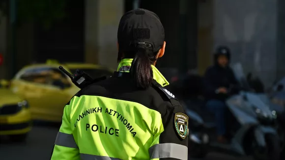 Σοβαρό τροχαίο στη Βάρη: Φορτηγό αναποδογύρισε και έπεσε πάνω σε αμάξι