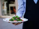 Ιδιωτικός τομέας: Ζητείται σερβιτόρος στην Αττική με μισθό 1.300 ευρώ