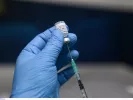 «Βόμβα» από την AstraZeneca: Παραδέχεται την πρόκληση παρενεργειών από το εμβόλιο κορονοϊού