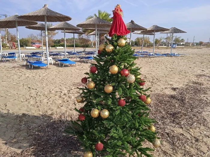 Στόλισαν χριστουγεννιάτικο δέντρο σε παραλία της Χαλκιδικής