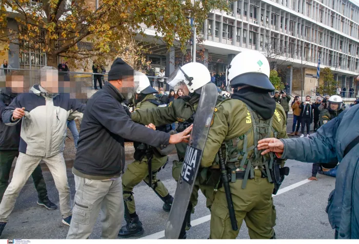 Ένταση μεταξύ ΜΑΤ και Ρομά εξαιτίας του πυροβολισμού 16χρονου από αστυνομικό