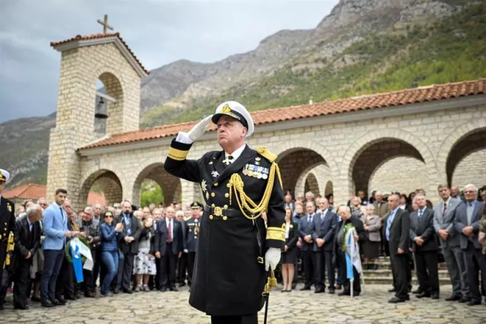 Ο Ναύαρχος Στέλιος Πετράκης στο κοιμητήριο της Κλεισούρας. /copyright Eurokinissi