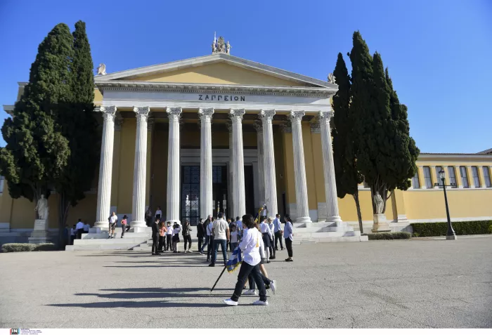 Μαθητική παρέλαση 28ης Οκτωβρίου στο κέντρο της Αθήνας