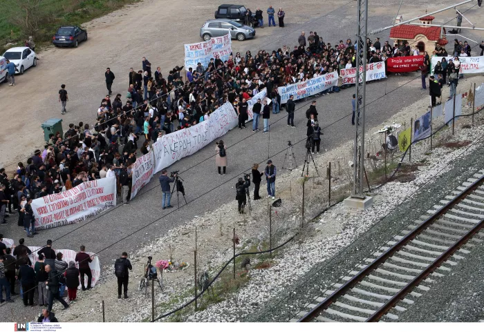 Ράγισαν καρδιές στο ετήσιο μνημόσυνο για τα Τέμπη: «Δε θα σας ξεχάσουμε»