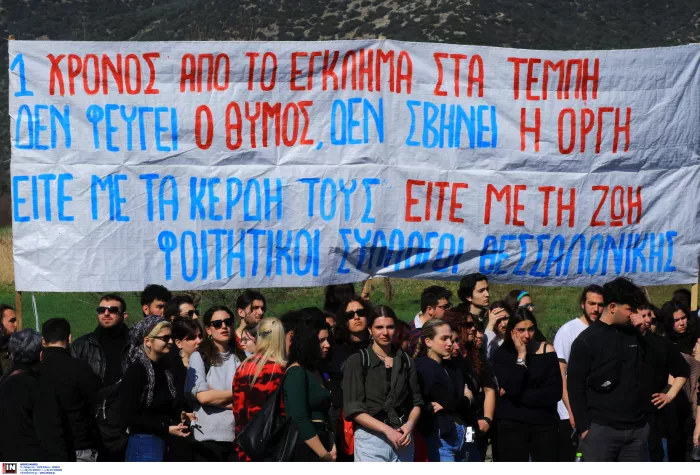 Ράγισαν καρδιές στο ετήσιο μνημόσυνο για τα Τέμπη: «Δε θα σας ξεχάσουμε»