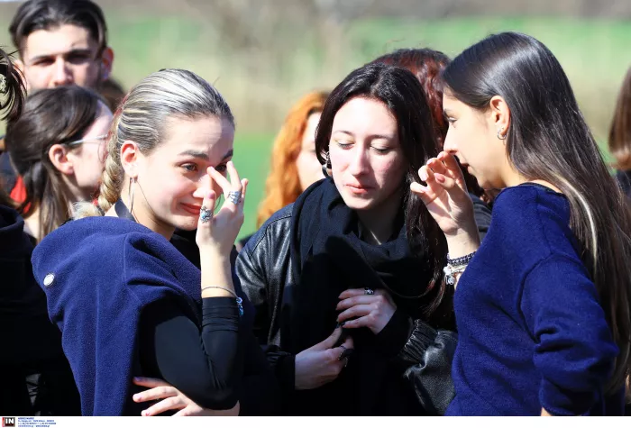 Ράγισαν καρδιές στο ετήσιο μνημόσυνο για τα Τέμπη: «Δε θα σας ξεχάσουμε»