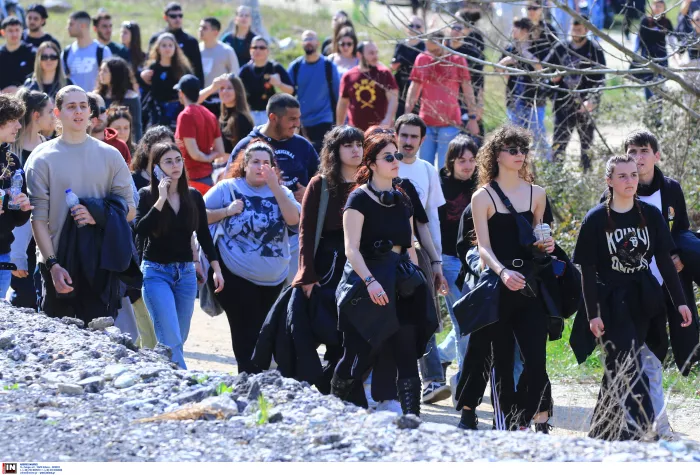 Ράγισαν καρδιές στο ετήσιο μνημόσυνο για τα Τέμπη: «Δε θα σας ξεχάσουμε»