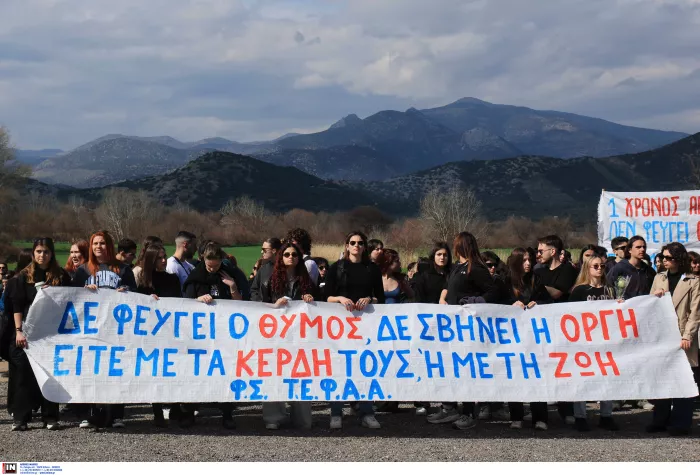 Ράγισαν καρδιές στο ετήσιο μνημόσυνο για τα Τέμπη: «Δε θα σας ξεχάσουμε»