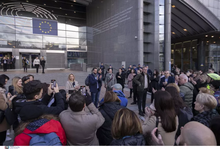 Τέμπη: «Ναι» στα αιτήματα των συγγενών από την Ευρωβουλή – Σιγή ιχθύος από το Μαξίμου