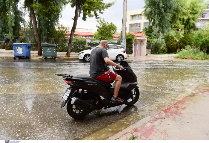 «Άνοιξαν οι ουρανοί» στην Αττική: Ποτάμια οι δρόμοι από την κακοκαιρία