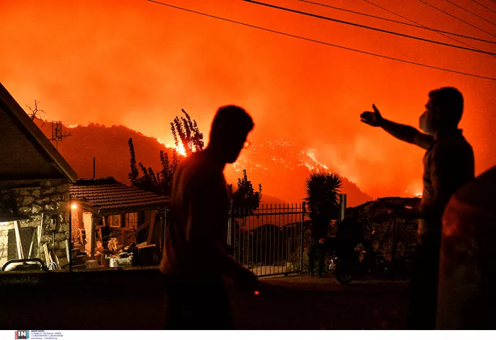 Πύρινη κόλαση στο Ξυλόκαστρο: Δύο νεκροί και καμένα σπίτια - Στα 30χλμ το μέτωπο 