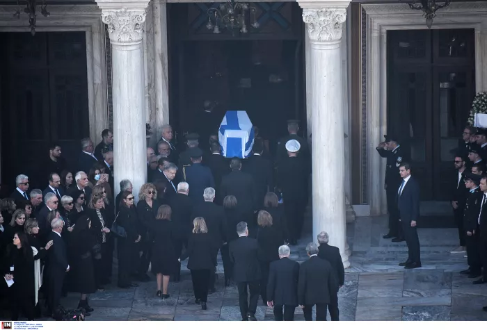 Το ύστατο χαίρε στον Κώστα Σημίτη (φωτογραφίες – βίντεο) 