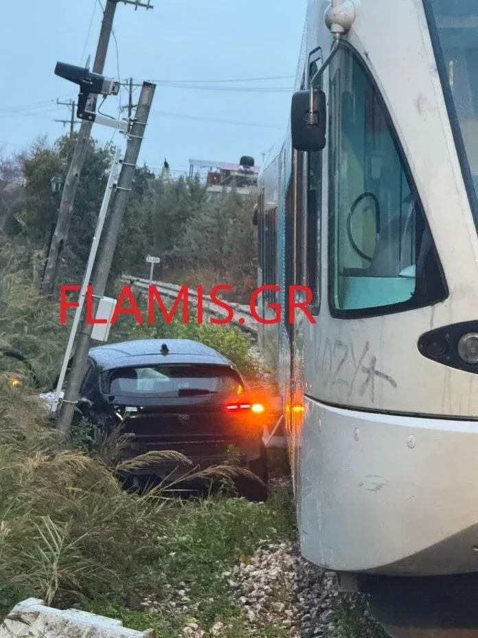 Πάτρα: Προαστιακός συγκρούστηκε με αμάξι - Ένας τραυματίας