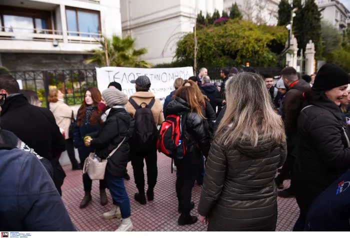 Επιτυχόντες γραπτού ΑΣΕΠ: Διαμαρτυρία έξω από το υπουργείο Εσωτερικών