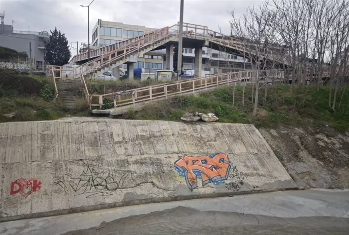 H πεζογέφυρα πάνω από την Εθνική οδό οδηγεί μέσα στον Κηφισό και είναι σφραγισμένη - αναζητείτε γέφυρα Μπέιλι για τον Κηφισό / φωτογραφία Κώστας Ασημακόπουλος ethnos.gr