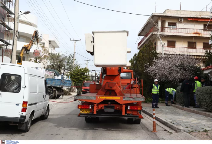 Εργατικό ατύχημα στη Βούλα: Γερανοφόρο έπεσε σε ηλεκτροφόρα καλώδια - Τραυματίστηκε εργάτης